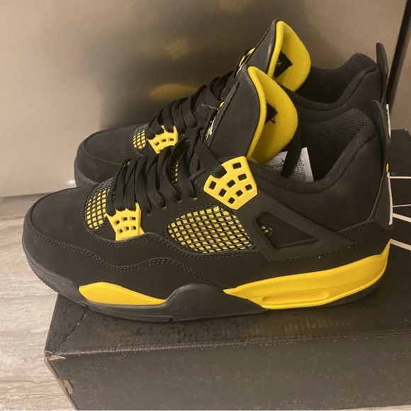 Jordan 4 Retro Thunder - Picture 3 of 5